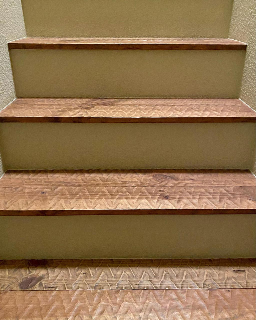 佐モデルハウス　階段踏み板　手斧仕上げの20ミリボルドーパイン