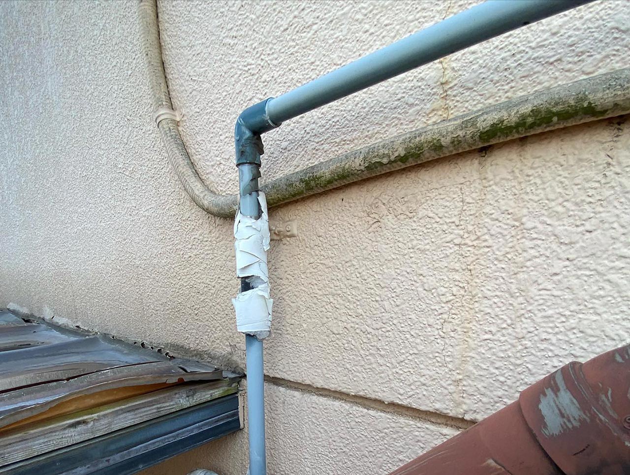 配管破裂で漏水処理、保温巻きの処理