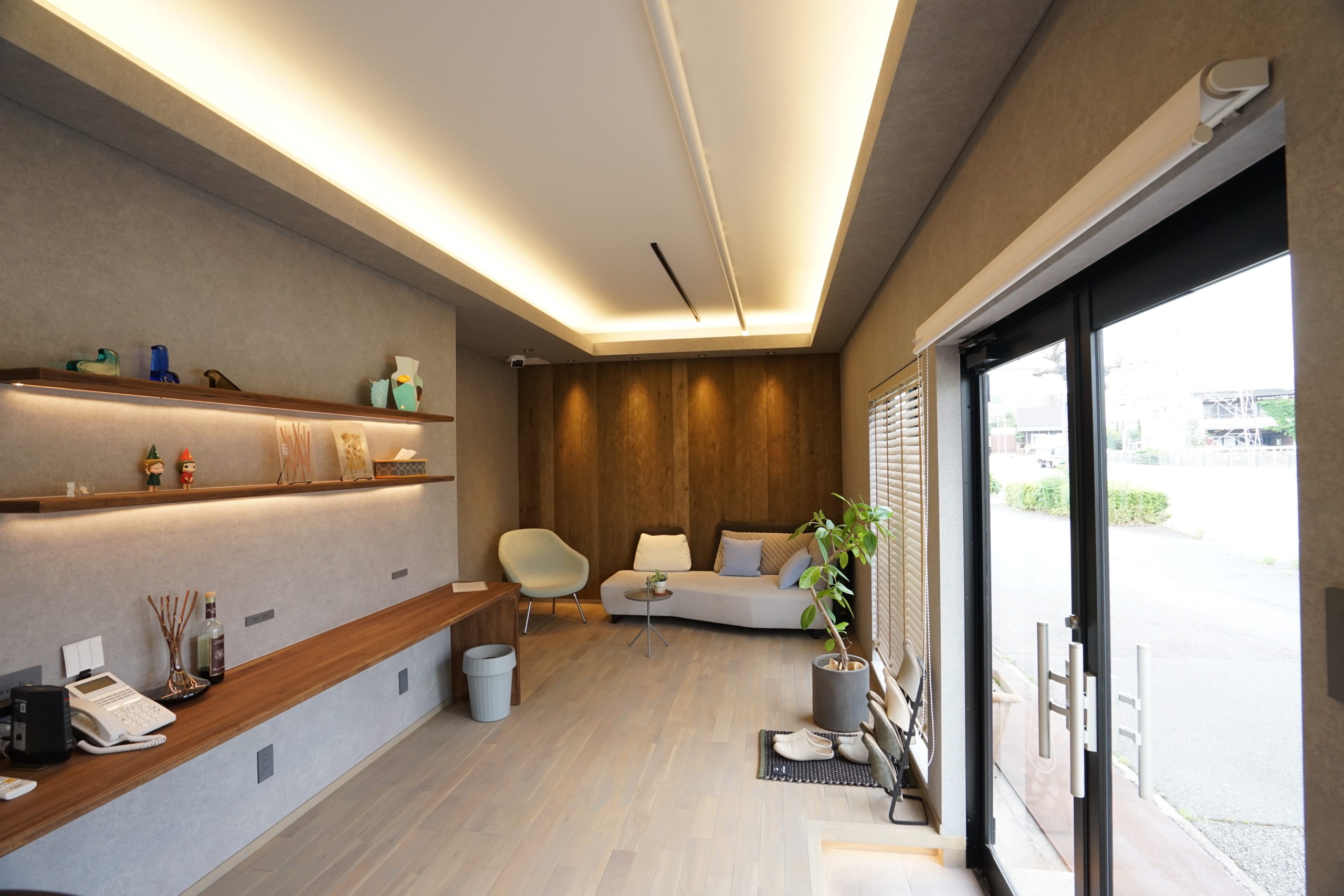 家のような落ち着きあるオフィスリノベ｜天井高UP×無垢床×ランニングコスト削減｜姫路市